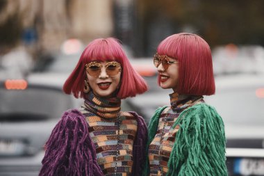 2 Ekim 2018: Paris, Fransa - ikizler Ayax Amiaya ve Ami Amiaya dışında bir defile sırasında Paris moda haftası - Pfwss19