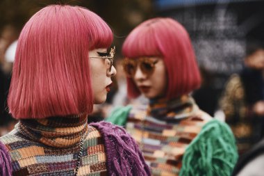 2 Ekim 2018: Paris, Fransa - ikizler Ayax Amiaya ve Ami Amiaya dışında bir defile sırasında Paris moda haftası - Pfwss19