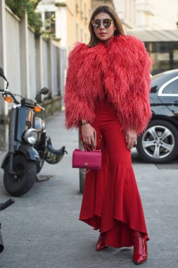 Milan, İtalya - 21 Şubat 2018: Moda modelleri, blogcular ve poz ve Milano Moda haftasında sokakta yürürken etkilendiği isimlerden.