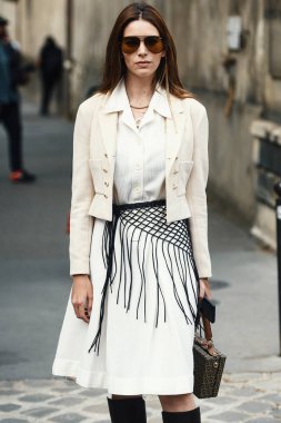 30 Eylül 2018: Paris, Fransa - etkileyen şık kıyafeti Paris moda haftası - Pfwss19 poz ile