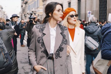 Milan, İtalya - 24 Şubat 2018: Moda şık giyim ve aksesuarları ile bir fashionista sırasında görünümünü Milan Fashion Week.