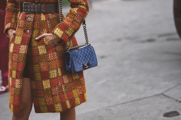 Oktober 2018 Paris France Mädchen Mit Stylischer Chanel Handtasche Nach — Stockfoto