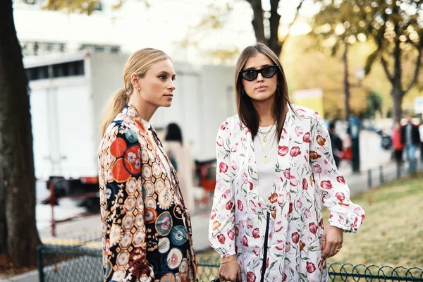 30 Eylül 2018: Paris, Fransa - Paris moda haftası sırasında sokak stil kıyafeti - Pfwss19