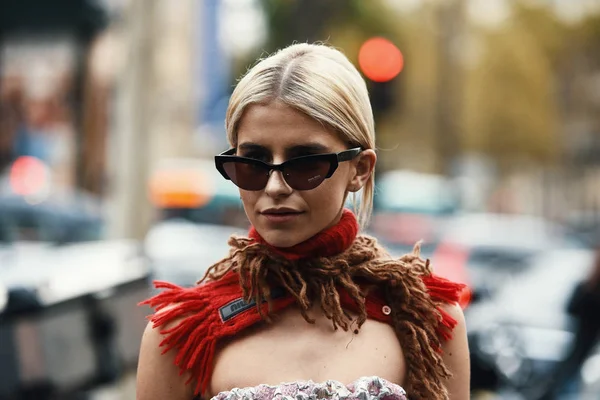 Oktober 2018 Paris Frankreich Influencer Mit Stylischem Outfit Posiert Während — Stockfoto