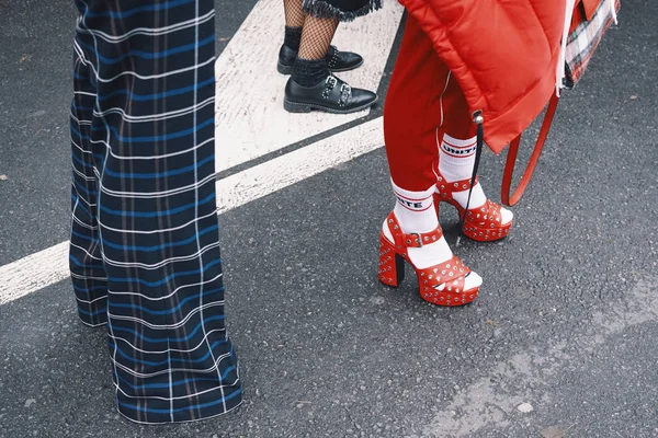 Milán Italia Febrero 2018 Zapatos Mujer Elegantes Elegantes Posados Durante —  Fotos de Stock