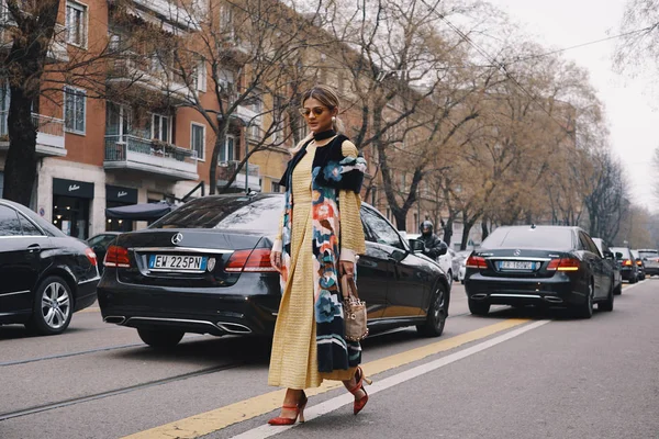 意大利米兰 2018年2月22日 在米兰时装周期间 时尚模特 博主和有影响力的人在街头摆姿势和散步 — 图库照片