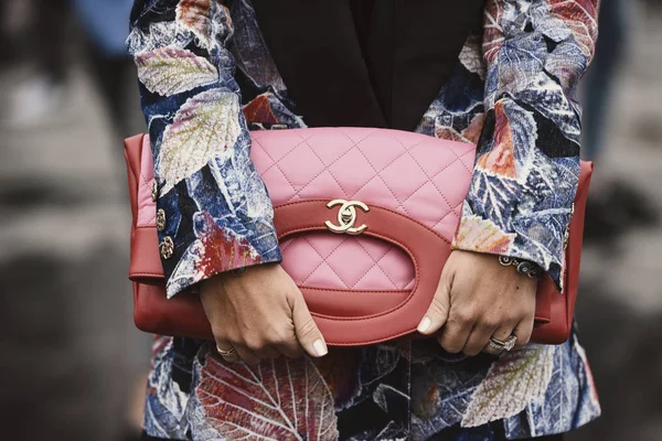 October 2018 Paris France Fashionable Girl Wearing Chanel Bag Fashion — Stock Photo, Image