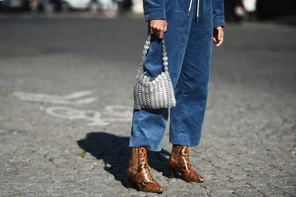 September 2018 Parijs Frankrijk Girl Met Modieuze Schoenen Stijlvolle Outfit — Stockfoto