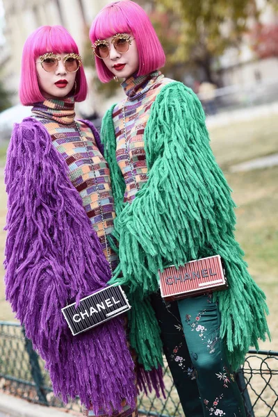 2018 フランス 双子綾 Amiaya とパリのファッションウィーク期間中にファッションショー外亜美 Amiaya Pfwss19 — ストック写真