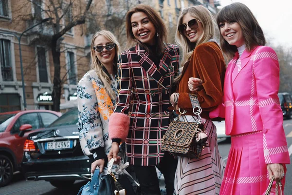 Milan Italy February 2018 Fashionable Girl Walking Fendi Show Milan — Stock Photo, Image