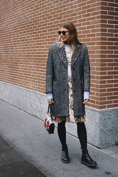 Milão Itália Fevereiro 2018 Modelos Moda Blogueiros Influenciadores Posando Andando — Fotografia de Stock