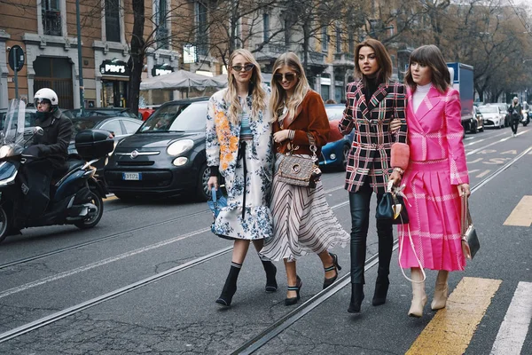 Milano Italia Februarie 2018 Modele Bloggeri Influenceri Aspect Modă Elegant — Fotografie, imagine de stoc