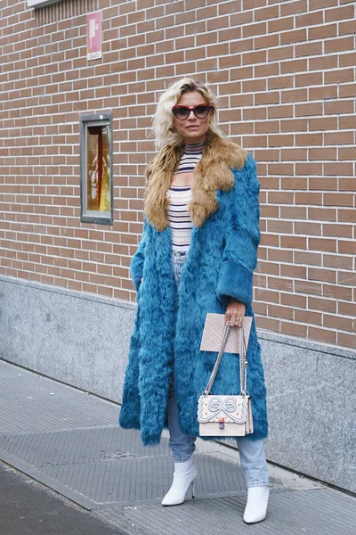 Milano Italien Februari 2018 Mode Utseende Tjej Med Snygga Kläder — Stockfoto
