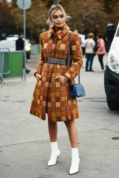 Oktober 2018 Paris Frankreich Influencer Mit Stylischem Outfit Posiert Während — Stockfoto