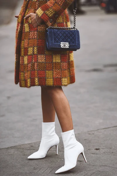 Octubre 2018 París Francia Chica Vestida Con Elegante Bolso Mano —  Fotos de Stock