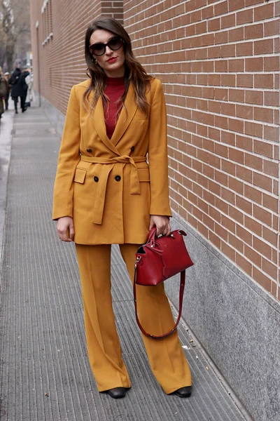 Milan Italië Februari 2018 Meisje Met Modieuze Outfit Die Zich — Stockfoto