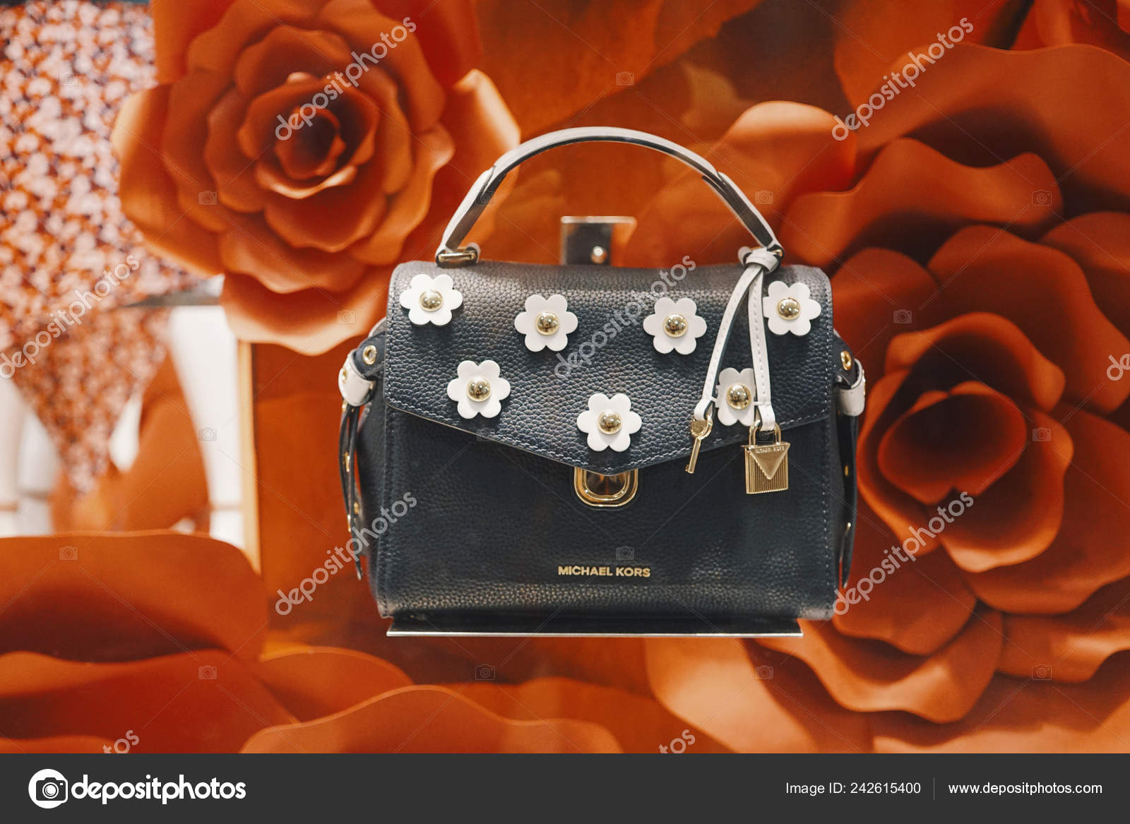 Ordsprog entusiasme Officer Milan Italy February 2018 Michael Kors Bags Store Milan Luxury – Stock  Editorial Photo © AGCreativeLab #242615400