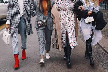 Milan, İtalya - 24 Şubat 2018: Milano Moda Haftası sırasında poz bir etki unsuru dışında bir defile, abartılı kıyafet.