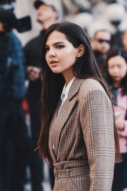 1 Ekim 2018: Paris, Fransa - Doina Ciobanu, blogger ve etkileyen şık bir kıyafet Paris moda haftası, sokak stil kavramı - Pfwss19