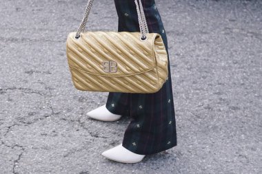 Milan, İtalya - 21 Şubat 2018: Balenciaga çanta ayrıntılı - moda sokak stil kavramı