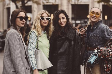 2 Ekim 2018: Paris, Fransa - Paris moda haftası sırasında sokak stili kıyafetler - Pfwss19