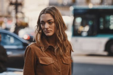 1 Ekim 2018: Paris, Fransa - Paris moda haftası sırasında sokak stil kıyafeti - Pfwss19