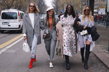 Milan, İtalya - 21 Şubat 2018: Modelleri, blogcular ve Milano Moda Haftası sırasında moda ve şık görünümlü etkilendiği isimlerden.