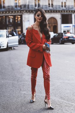 1 Ekim 2018: Paris, Fransa - Paris moda haftası sırasında sokak stil kıyafeti - Pfwss19