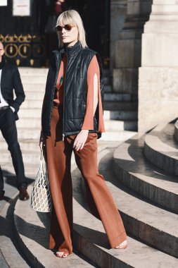 1 Ekim 2018: Paris, Fransa - Paris moda haftası sırasında sokak stil kıyafeti - Pfwss19