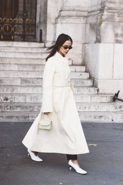 1 Ekim 2018: Paris, Fransa - Paris moda haftası sırasında sokak stil kıyafeti - Pfwss19