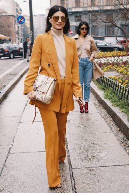 Milan, İtalya - 22 Şubat 2018: Max Mara gösterisi Milano Moda Haftası sırasında önce poz Max Mara çanta, giyim moda etkileyen.