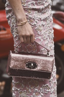 2 Ekim 2018: Paris, Fransa - kız bir defile sonra Paris moda haftası - Pfwss19 şık bir Miu Miu el çantası giyiyor