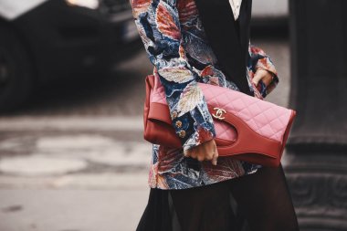 2 Ekim 2018: Paris, Fransa - Paris moda haftası - Pfwss19 sırasında bir defile dışında bir Chanel çanta giyen moda kız
