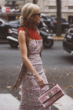 2 Ekim 2018: Paris, Fransa - Paris moda haftası sırasında sokak stil görünümü - Pfwss19
