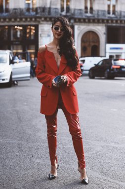 1 Ekim 2018: Paris, Fransa - Paris moda haftası sırasında sokak stil kıyafeti - Pfwss19