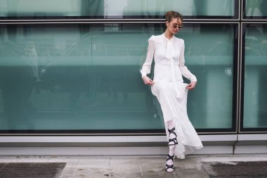 Milan, İtalya - 24 Şubat 2018: fotoğrafçılar Armani sonra Milan Fashion Show sırasında göstermek için poz şık kız.