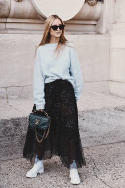 29 Eylül 2018: Paris, Fransa - Paris Fashion Week, street style kavramı - Pfwss19 sırasında şık kıyafet