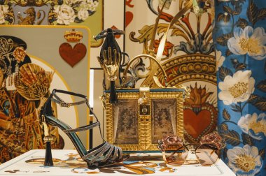 Milan, İtalya - 24 Şubat 2018: Dolce Gabbana mağaza Milano'da - lüks alışveriş kavramı