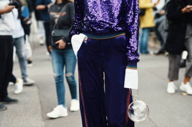 30 Eylül 2018: Paris, Fransa - Paris moda haftası sırasında sokak stil kıyafeti - Pfwss19