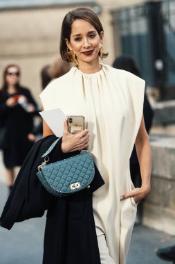 30 Eylül 2018: Paris, Fransa - etkileyen şık kıyafeti Paris moda haftası - Pfwss19 poz ile