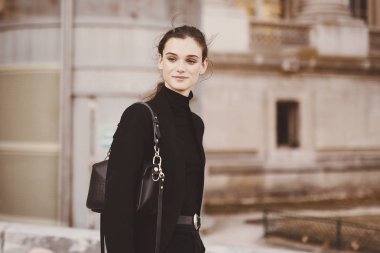 29 Eylül 2018: Paris, Fransa - moda model bir gösterisi sırasında Paris moda haftası - Pfwss19 sonra poz