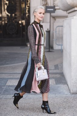 29 Eylül 2018: Paris, Fransa - Paris moda haftası sırasında sokak stil görünümü - Pfwss19