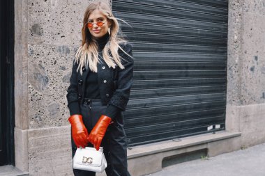Milan, İtalya - 25 Şubat 2018: Moda şık giyim ve aksesuarları ile bir fashionista sırasında görünümünü Milan Fashion Week.