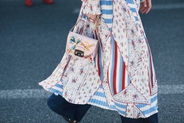 30 Eylül 2018: Paris, Fransa - Paris moda haftası sırasında bir fantezi Furla el çantası ile kız - sokak stili kavramı - Pfwss19