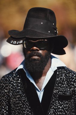 27 Eylül 2018: Paris, Fransa - etkileyen şık kıyafeti Paris moda haftası - Pfwss19 poz ile