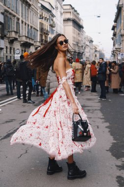 Milan, İtalya - 24 Şubat 2018: fotoğrafçılar Ermano Scervino sonra Milan Fashion Show sırasında göstermek için poz şık kız.
