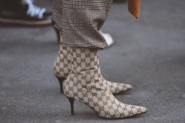 1 Ekim 2018: Paris, Fransa - Paris moda haftası sırasında sokak stil kıyafeti - Pfwss19