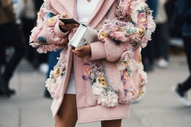 30 Eylül 2018: Paris, Fransa - Paris moda haftası sırasında detaylı sokak stil kıyafeti - Pfwss19