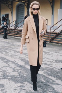 Milan, İtalya - 23 Şubat 2018: Milano Moda Haftası sırasında bir show sonrası poz modelleri