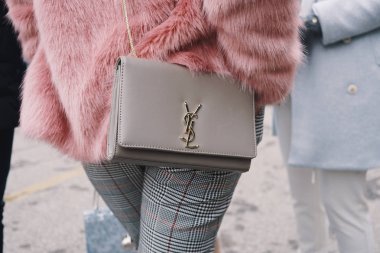 Milan, İtalya - 23 Şubat 2018: Yves Saint Laurent çanta Milan Fashion Week gösterileri sırasında kızla.